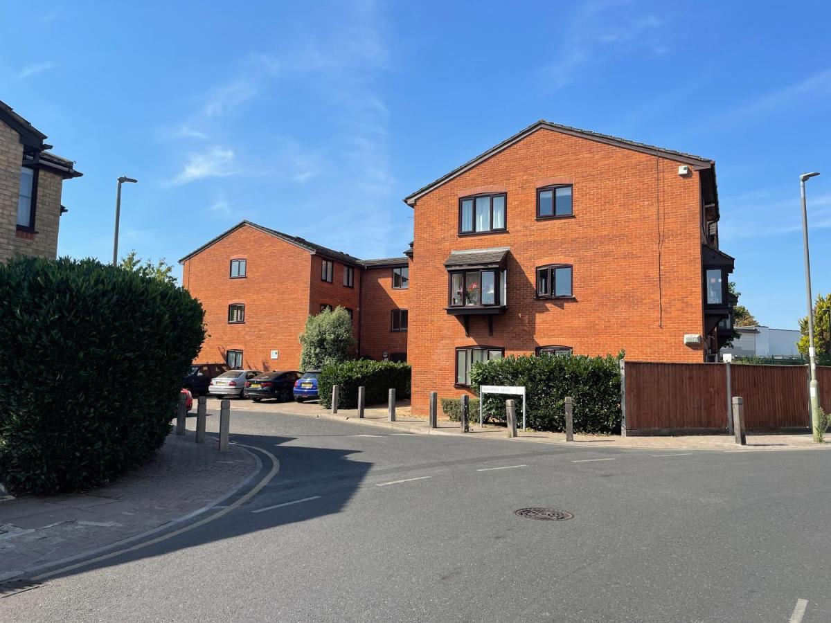 2 Bedroom Apartment Near Southfields Londra Dış mekan fotoğraf